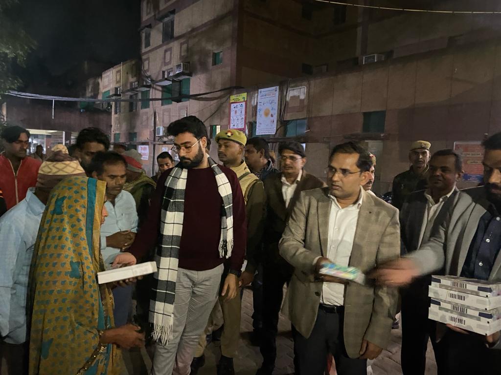DMjaunpur's tweet photo. औचक निरीक्षण कर नगर में स्थित रैन बसेरों की व्यवस्था देखी गयी। इस दौरान कम्बल एवं भोजन के पैकेट का वितरण किया गया तथा  निर्देश दिया गया कि रैन बसेरों में आवश्यक व्यवस्थाएं उपलब्ध रहें जिससे लोगों को कोई समस्या न हो।
@myogiadityanath @UPGovt @CMOfficeUP @InfoDeptUP @ChiefSecyUP https://t.co/kNV6VhQg9V