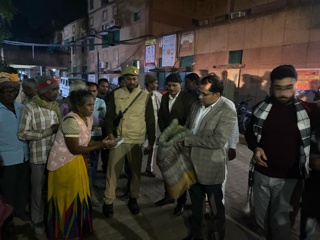 DMjaunpur's tweet photo. औचक निरीक्षण कर नगर में स्थित रैन बसेरों की व्यवस्था देखी गयी। इस दौरान कम्बल एवं भोजन के पैकेट का वितरण किया गया तथा  निर्देश दिया गया कि रैन बसेरों में आवश्यक व्यवस्थाएं उपलब्ध रहें जिससे लोगों को कोई समस्या न हो।
@myogiadityanath @UPGovt @CMOfficeUP @InfoDeptUP @ChiefSecyUP https://t.co/kNV6VhQg9V