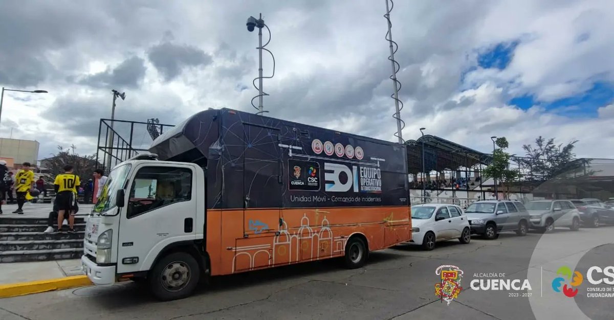 CSC_CUENCA's tweet photo. #CuencaLaCiudadMásSeguraDelPaís 

El #CSC_CUENCA a través del #EOICuenca se encuentra en el complejo Deportivo La Gloria, brindando apoyo visual con nuestras cámaras de videovigilancia y dando control al evento deportivo que de desarrolla en lugar.⚽🥅

#AmorPorCuenca ❤️💛 https://t.co/1oqavsUB0D