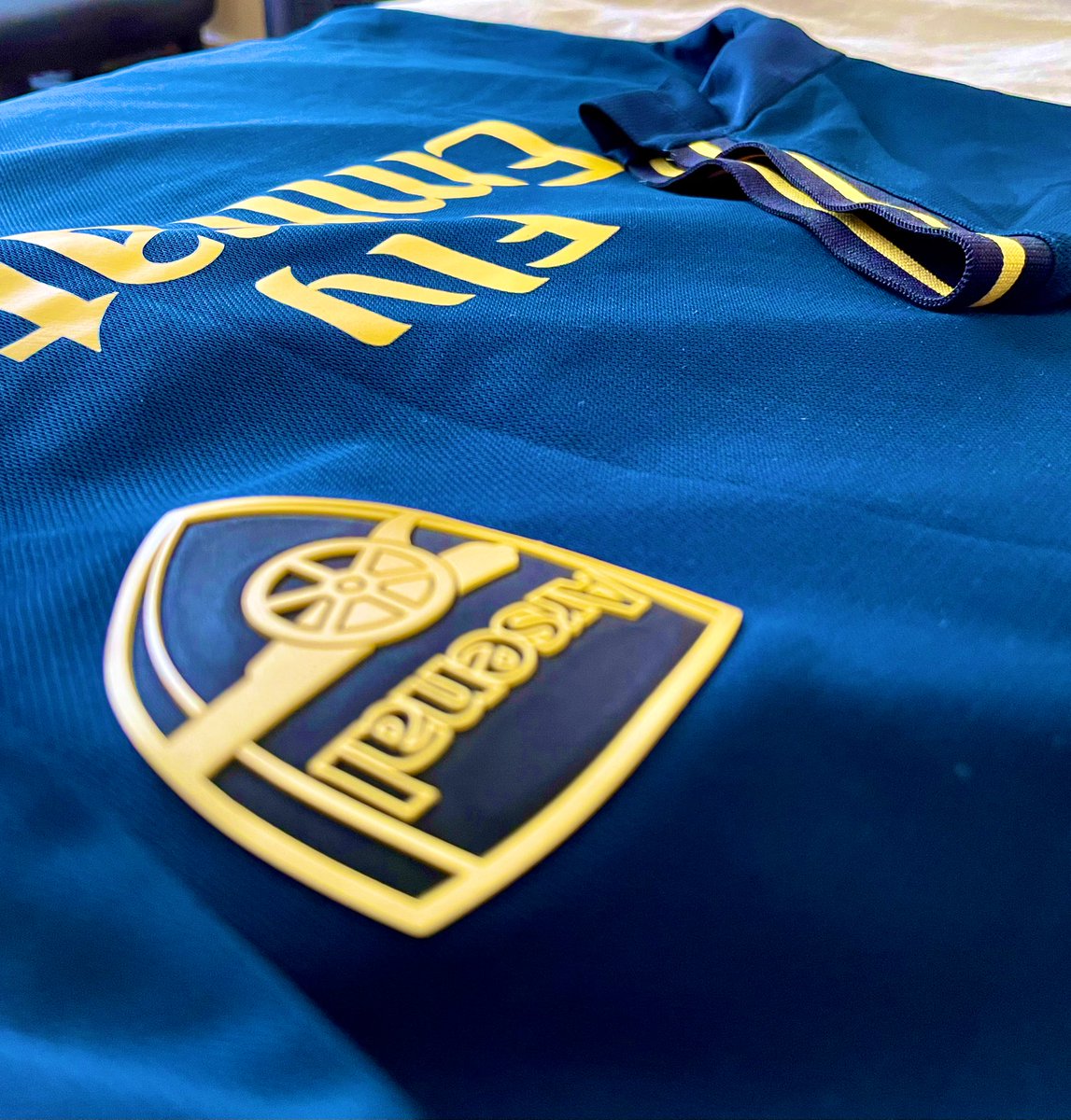 🙌🏼 My guy <a href="/MushyP2189/">Mushy P</a> comes through again, sourcing me this surprisingly rare shirt

🔵🟡 The classic #Arsenal away colors 

It isn’t flashy and is plain but I absolute love the simplicity. The #adidas ‘19-‘20 set remains the best since they’ve returned