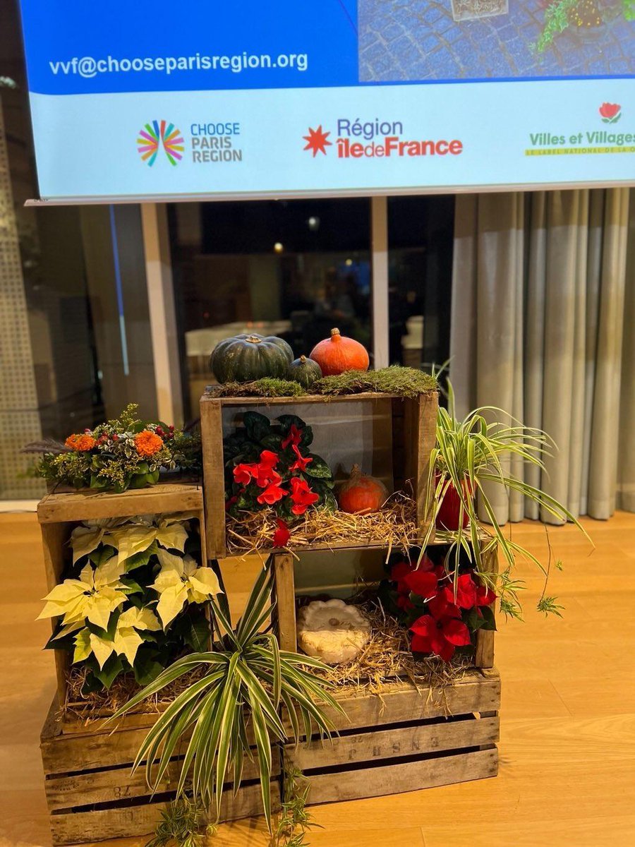 HaticeBarre's tweet photo. Remise des prix  @VVFleuris à la @RegionIleFrance
La @villepoissy @S_Berno_DosSant  continue son engagement envers la biodiversité avec ses 3 fleurs🌷🌷🌷 https://t.co/wfsTY7IykM