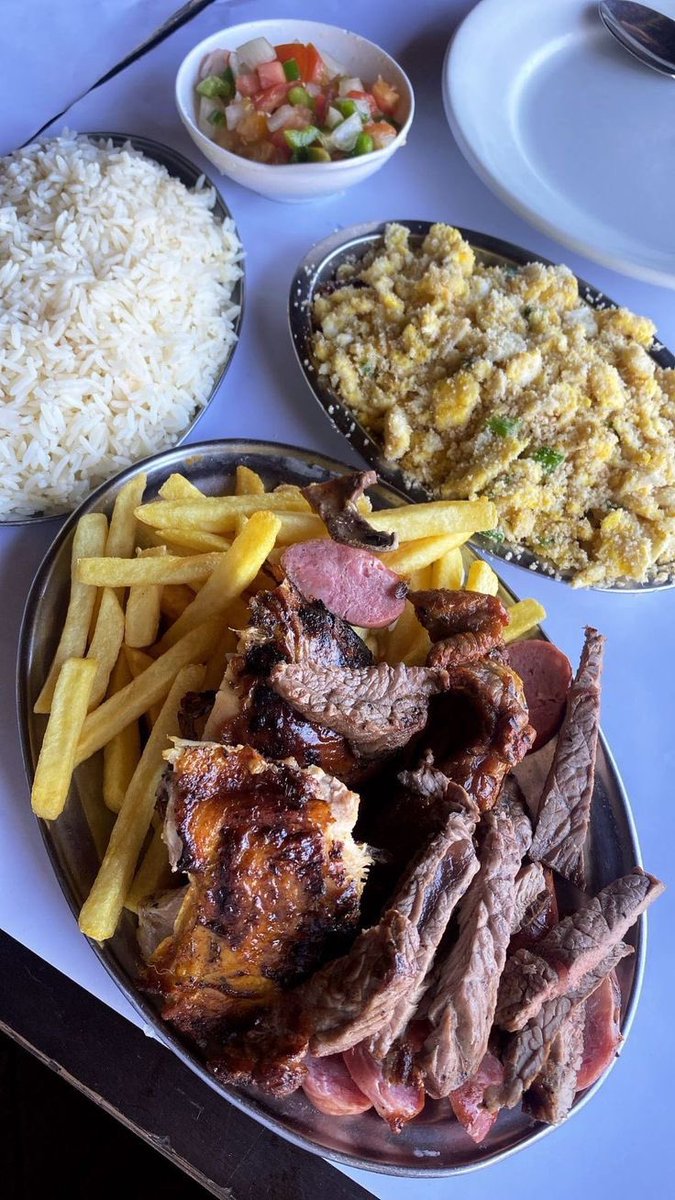 food_porn17's tweet photo. Arroz, churrasco, batata frita, farofa de ovo e vinagrete https://t.co/WEEI3eiCY1