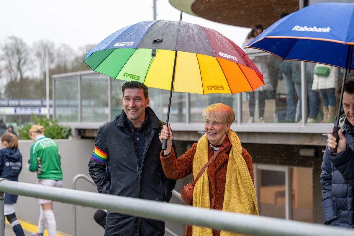 🌈Historie vandaag bij Haagse Voetbalvereniging Quick met de opening van het allereerste regenboogvoetbalveld van Nederland⚽️🏳️‍🌈!Een mijlpaal voor inclusiviteit en acceptatie voor de sportgemeenschap! <a href="/HVCVQuick/">HV & CV Quick</a> #QuickRegenboogveld #Primeur #InclusieveSport #Iedereeniswelkom