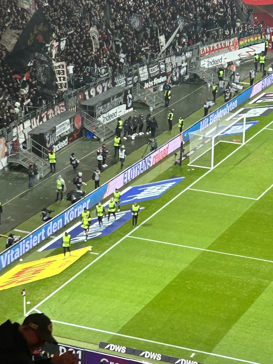 Die Euphorie nachdem 4:1 ist so groß, dass sich die Auswechselspieler mit Ordner-Leibchen warm machen müssen 😂😂

#eintracht #eintrachtfrankfurt #sge #sgefcb #nurdieeintracht #bundesliga #buli