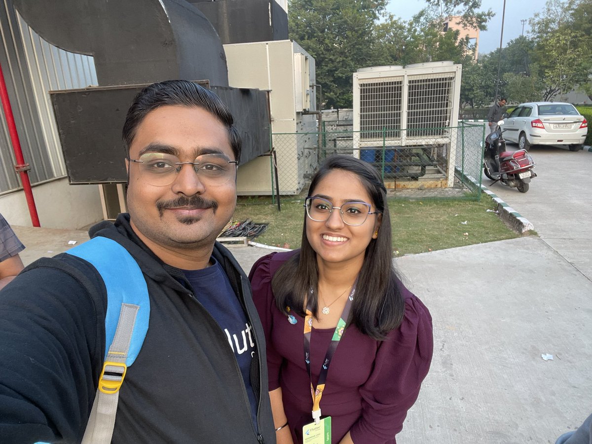 _codewithabhi's tweet image. Mandatory photo with FCI Organizer @Akansha2001 #flutterconfindia