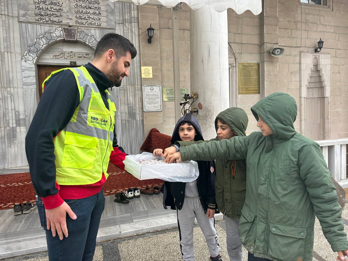 akgenclikelazig's tweet photo. AK Gençlik ailesi olarak, geçtiğimiz hafta elim bir trafik kazası sonucu kaybettiğimiz Artvin Gençlik Kolları Başkanımız, dava arkadaşımız, kardeşimiz Doğukan İslamoğlu adına 81 ilimizde Cuma Namazı sonrası lokma dağıtımı gerçekleştirdik. 

Birlikte omuz omuza mücadele verdiğimiz, eksikliğini her zaman hissedeceğimiz merhum kardeşimize Allah'tan rahmet, ailesine ve yakınlarına başsağlığı diyoruz.

@eyupkadirinan 
@avyusufibis
@erdogandonmez
@emreburakkurum