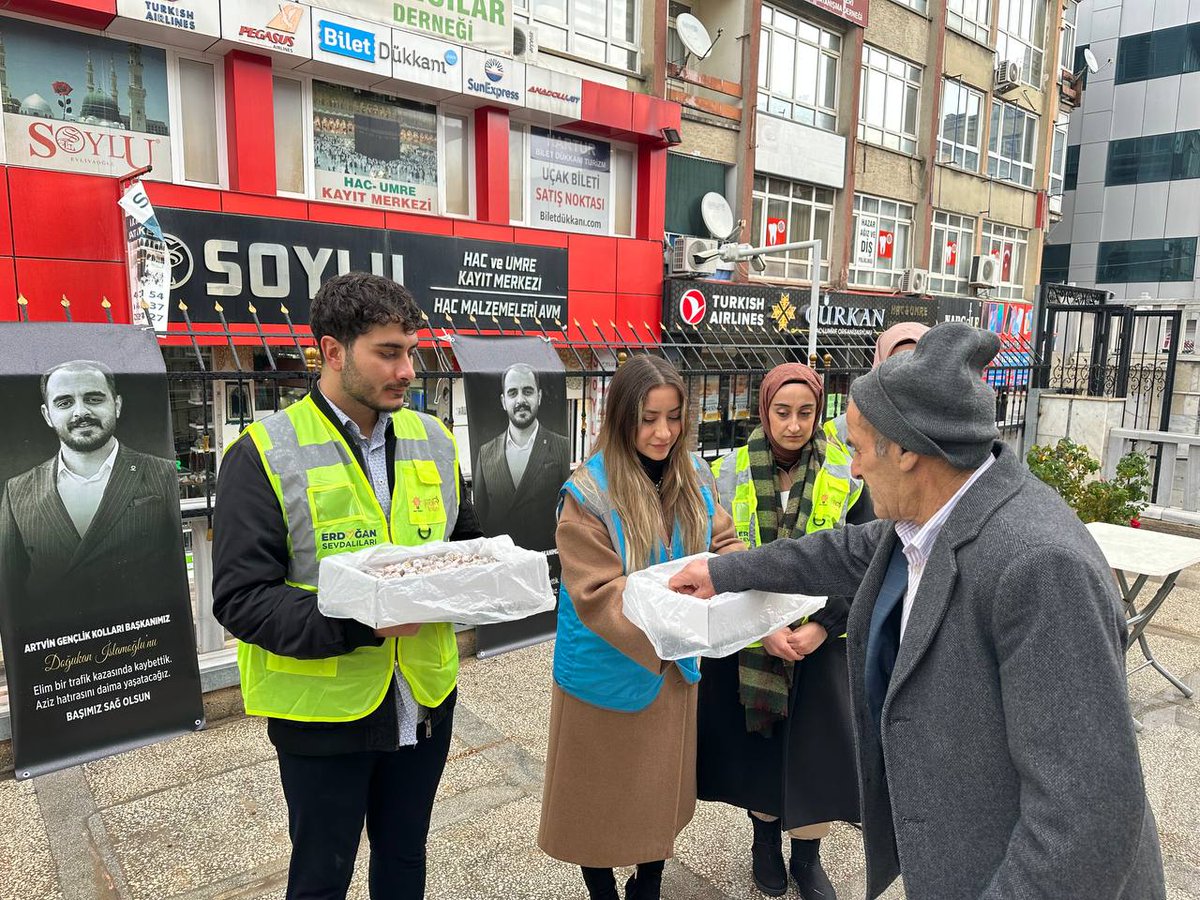 akgenclikelazig's tweet photo. AK Gençlik ailesi olarak, geçtiğimiz hafta elim bir trafik kazası sonucu kaybettiğimiz Artvin Gençlik Kolları Başkanımız, dava arkadaşımız, kardeşimiz Doğukan İslamoğlu adına 81 ilimizde Cuma Namazı sonrası lokma dağıtımı gerçekleştirdik. 

Birlikte omuz omuza mücadele verdiğimiz, eksikliğini her zaman hissedeceğimiz merhum kardeşimize Allah'tan rahmet, ailesine ve yakınlarına başsağlığı diyoruz.

@eyupkadirinan 
@avyusufibis
@erdogandonmez
@emreburakkurum