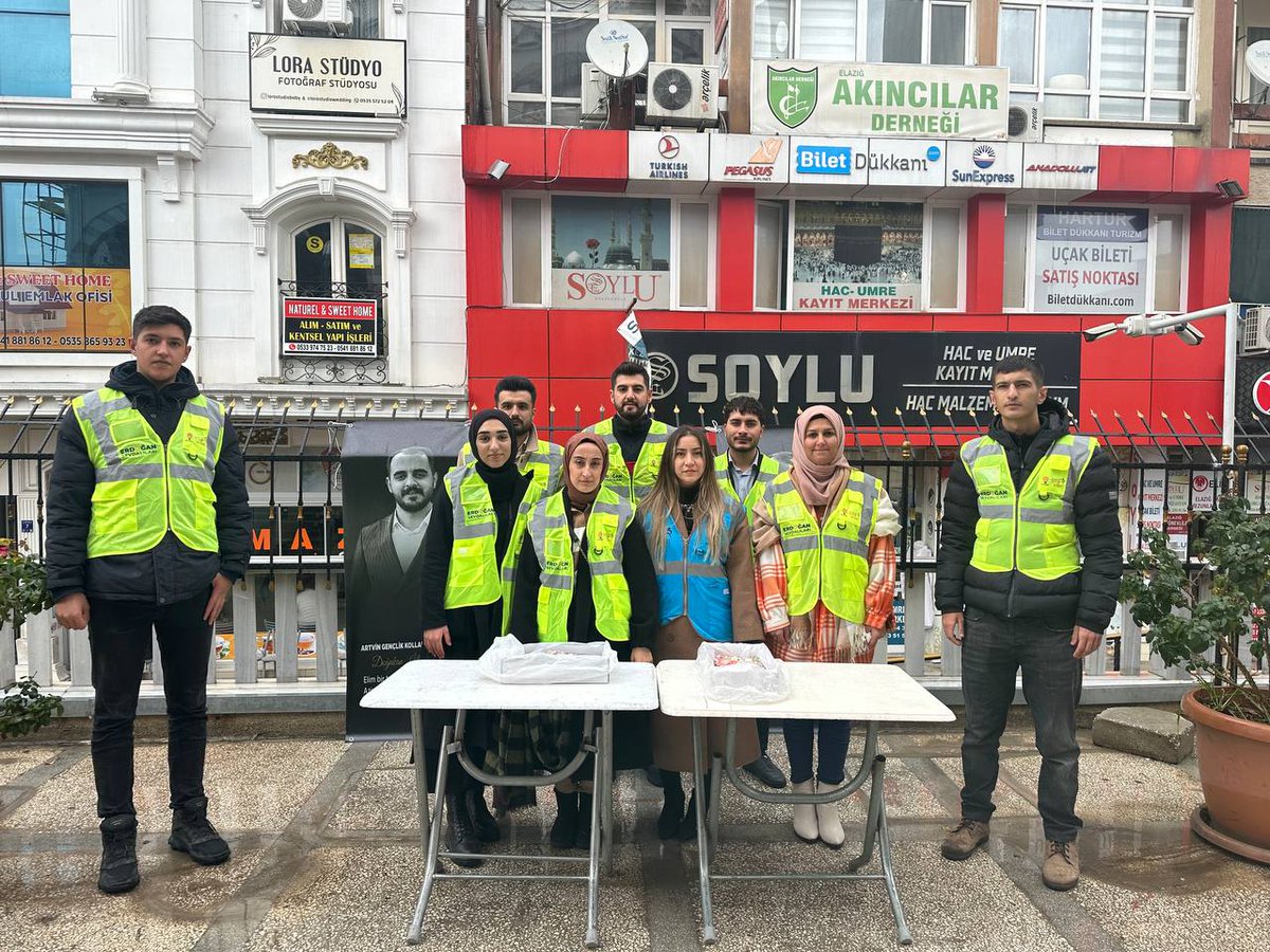akgenclikelazig's tweet photo. AK Gençlik ailesi olarak, geçtiğimiz hafta elim bir trafik kazası sonucu kaybettiğimiz Artvin Gençlik Kolları Başkanımız, dava arkadaşımız, kardeşimiz Doğukan İslamoğlu adına 81 ilimizde Cuma Namazı sonrası lokma dağıtımı gerçekleştirdik. 

Birlikte omuz omuza mücadele verdiğimiz, eksikliğini her zaman hissedeceğimiz merhum kardeşimize Allah'tan rahmet, ailesine ve yakınlarına başsağlığı diyoruz.

@eyupkadirinan 
@avyusufibis
@erdogandonmez
@emreburakkurum
