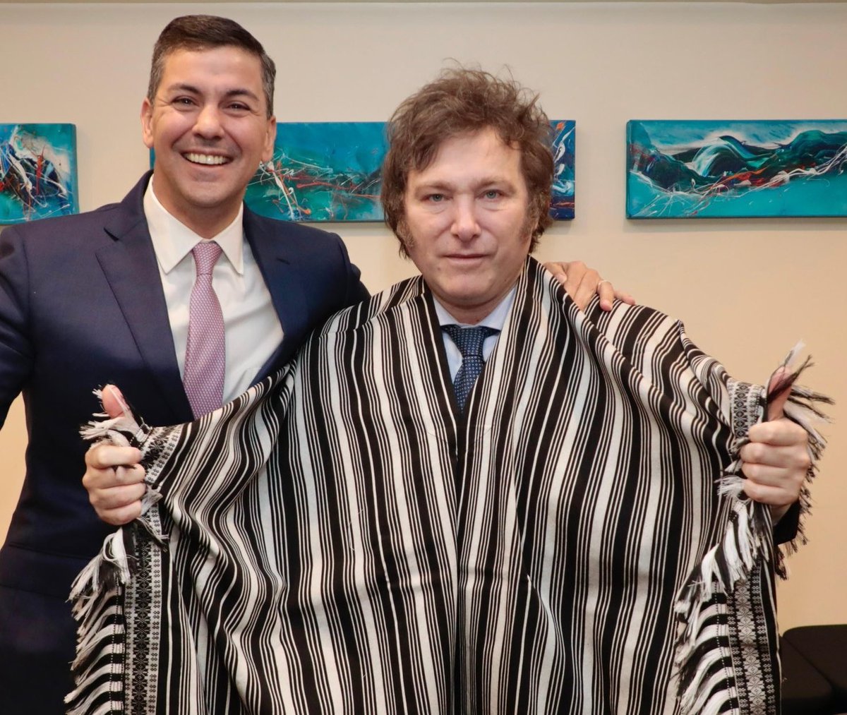 therealbuni's tweet photo. El presidente de Paraguay le regalo un poncho a milei
Ahora los dibujos tienen sentido
Era todo verdad https://t.co/ZaWKvu5hsa