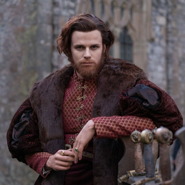 Chiarart13's tweet photo. Aegon the Loser,  portrait's inspiration
#referece #inspiration #art #AegoniiTargaryen #portait #1500s #fashion #thedoominourbloodcomesback #fic #asoiaf #au #fanfiction #housetsrgaryen #RENAISSANCE #TomGlynnCarney #TeamBlack https://t.co/8CM6jXu7we