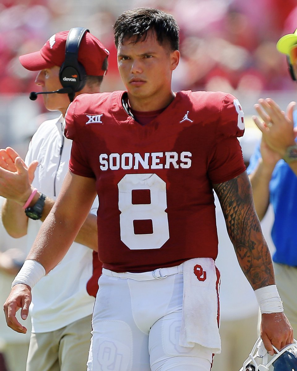 BleacherReport's tweet photo. Oklahoma QB Dillon Gabriel is transferring to Oregon, per @mzenitz 

Gabriel threw for 3,660 YDs and 30 TDs while leading OU to a 10-2 record this season https://t.co/KMO6oWJ1iS