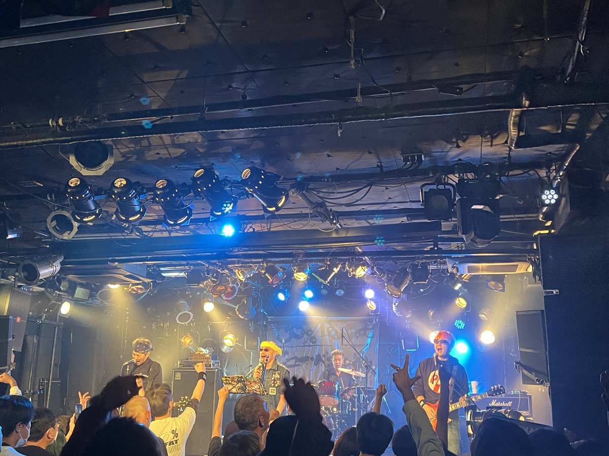 ishiitaisuke's tweet photo. 本日はバンド仲間があちこちでライブしてる中、ゴメンな気持ちの中、華麗にスルーして30派のワンマン行ってきました！
ワンマンだと普段やらない曲とかもやってくれて、めちゃ楽しかった🤣
体力が不安だったのでアンコールから前へ…
やっぱライブは前が楽しい😃
#30派
#30LESSFAT https://t.co/WsTAm5TFll