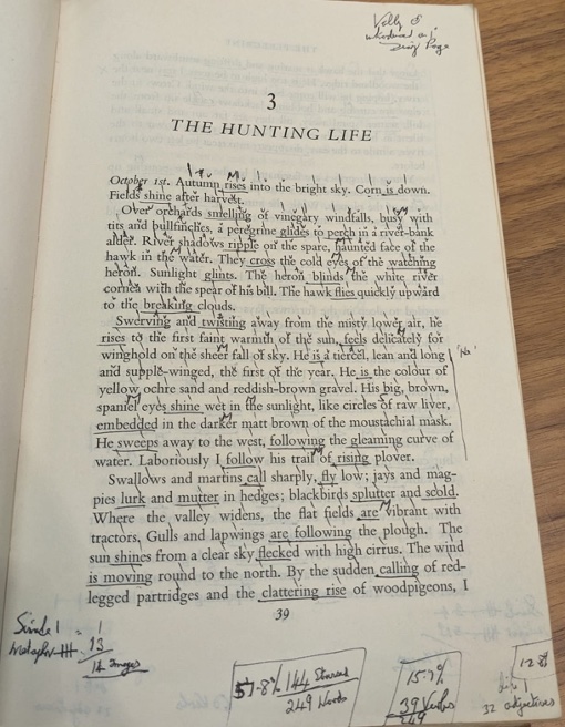 A short🧵on prose-poetry: This is a page from proofs of JA Baker's The Peregrine (1967), marked up by Baker himself. It's an extraordinary self-analysis. He marks & counts stressed (\) & unstressed (u) syllables: 57.8% stressed! He tallies metaphors, similes & verbs: 15.7% verbs!