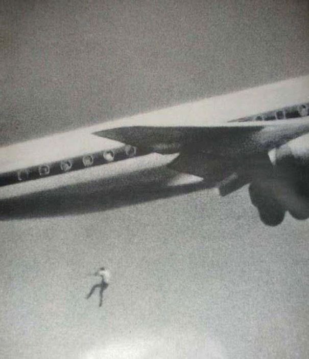 BhojpurSeHain's tweet photo. #Interesting_Fact
20 फरवरी, 1970 को, 14 वर्षीय ऑस्ट्रेलियाई किशोर कीथ सैप्सफ़ोर्ड सिडनी हवाई अड्डे में दाखिल हुआ और जापान जाने वाले एक विमान के पहिये में छिप गया।
अपनी जिज्ञासा के लिए जाने जाने वाले कीथ ने इसे एक साहसिक पलायन के रूप में देखा। दुख की बात है कि उड़ान भरने के कुछ देर बाद ही वह 200 फीट नीचे गिर गया।
हाँ, यह दुखद क्षण अनजाने में एक शौकिया फोटोग्राफर जॉन गिलपिन द्वारा कैद कर लिया गया था, जो हवाई अड्डे पर अपने नए कैमरे के लेंस का परीक्षण कर रहा था और आपदा आने से ठीक पहले उसने यह मार्मिक तस्वीर ली थी।