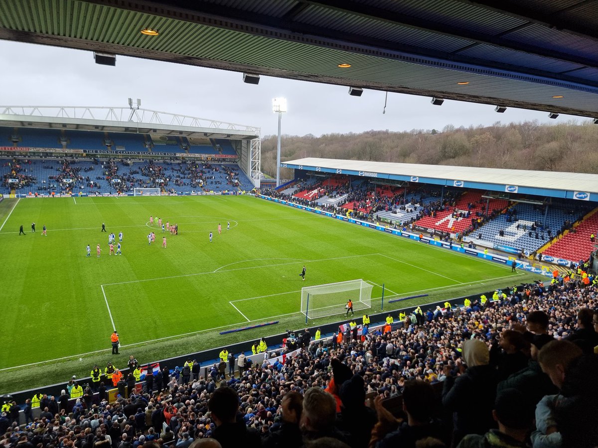 elliottduffey's tweet photo. 7000 leeds fans in full voice. What a day! #lufc #BLALEE https://t.co/X207a1C14s