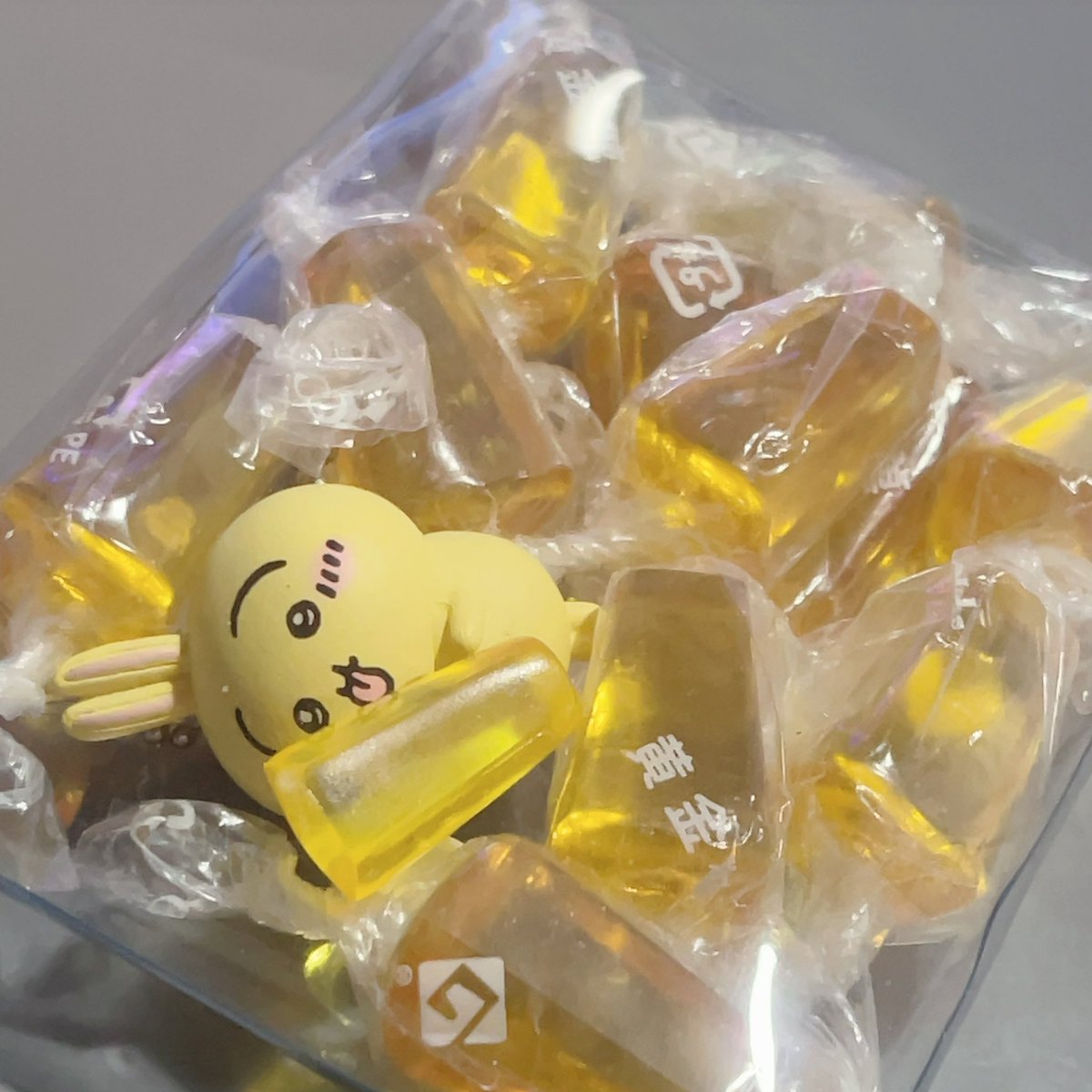 blackcathome's tweet photo. 黄金糖にまみれてかわいい

#ちいかわ
#ちいかわのうさぎ https://t.co/mkDZWDwEKx