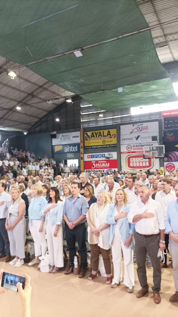 impulsociudad_'s tweet photo. Gran concurrencia de compañeros en la Convención del Partido Nacional.
Junto a militantes de la Lista 7️⃣1️⃣ apoyando la candidatura de Laura Raffo junto a su equipo 
@sumar_uy 
@herrerismo @vale__arlegui @lista71 @lauraraffo 
@partidonacionaluy https://t.co/muIrjL7jK5