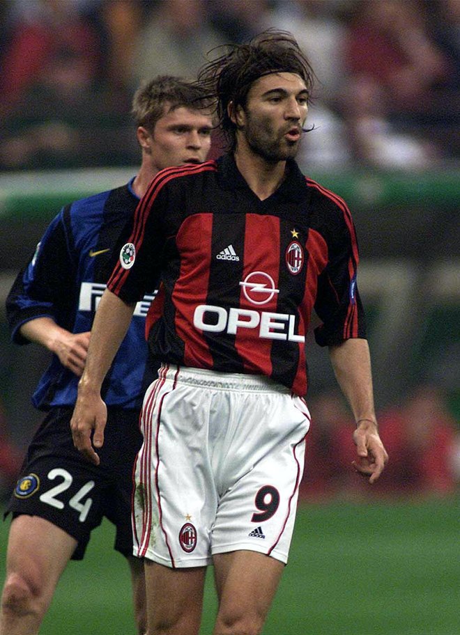 SpaceSerieA's tweet photo. 🚨Tra poco in campo #AtalantaMilan.. partita importante tuttavia vi sblocco un ricordo.. era il 2000 il #milan lo acquista per 20 miliardi (segna solo due gol nel derby con l'#inter) nel 2001 passa all'#atalanta che lo acquista per 30 miliardi. Doppio ex.. Gianni #comandini https://t.co/gGIWo15CLn