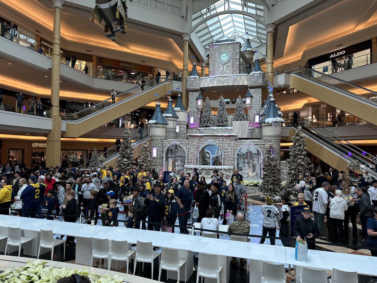chengelis's tweet image. Blake Corum toy drive at Somerset Collection started about 45 minutes early because of the crowd. An estimated 5,000 here now
