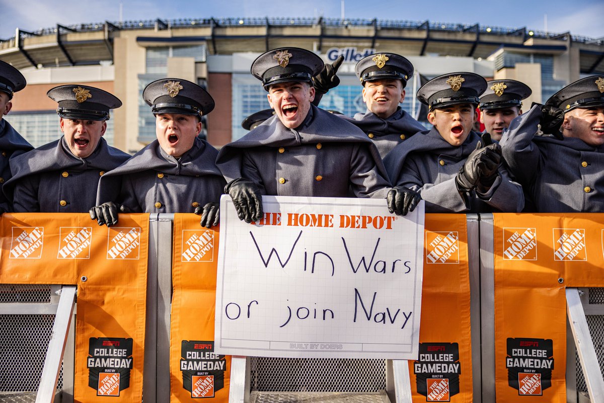 WestPoint_USMA's tweet photo. 🇺🇸𝗥𝗶𝘀𝗲 𝗮𝗻𝗱 𝗦𝗵𝗶𝗻𝗲, 𝗔𝗿𝗺𝘆 𝗙𝗮𝗻𝘀! It's #ArmyNavy Game Day at Gillette Stadium and the cadets are hyping it up @ESPN College GameDay! #GoArmy 🔥#BeatNavy
@USArmy @SecArmy @GoArmy @3rd_Infantry https://t.co/rpdTOg3tbd