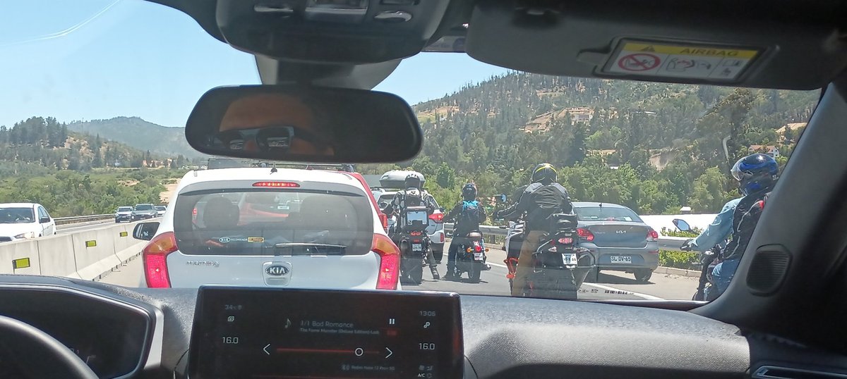 orivina's tweet photo. ¿Por qué chuch* no limpian la #Ruta68 cuando haya menos tránsito? Y la planificación preventiva para evitar este basural es de una inoperancia total. Por culpa de la ineptitud de unos pocos estamos todos pagando la molestia y pérdida de tiempo en un taco que se pudo evitar. https://t.co/OKuCNaLy9s