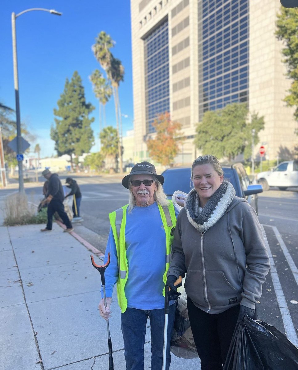 lapdVanNuysDiv's tweet photo. Van Nuys / Sherman Oaks residence coming together with LAPD Officers, Volunteers, CPAB &amp; Youth Program members to clean up Van Nuys Civic Center.  

#lapdvannuys #vannuys #vannuyscadets @lapdhq @lapd_vannuys_cadets @lapd_vargas @lapdcadets https://t.co/tsRyOLEK4p