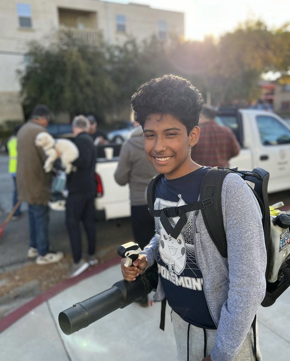 Van Nuys / Sherman Oaks residence coming together with LAPD Officers, Volunteers, CPAB &amp; Youth Program members to clean up Van Nuys Civic Center.  

#lapdvannuys #vannuys #vannuyscadets @lapdhq @lapd_vannuys_cadets @lapd_vargas <a href="/lapdcadets/">Alejandro Acosta</a>