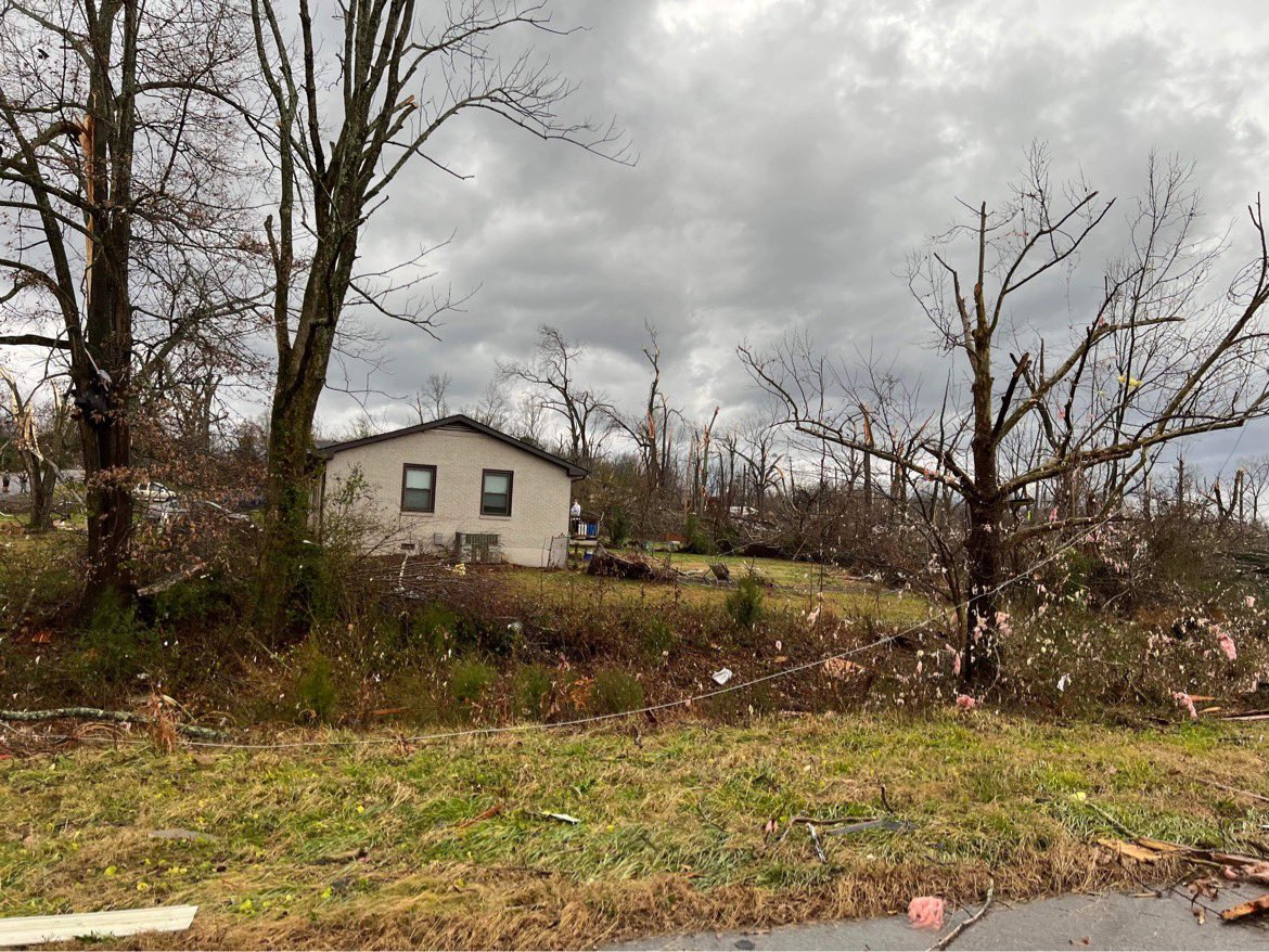 KizzyRaeWx's tweet photo. ongoing thread of damage from #Clarksville #tennessee from the #pds #tornado. (will be updated as Kayla sends more)
@NWSNashville https://t.co/xpa6zp0mvV