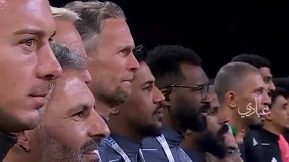 A7Shehabi's tweet photo. عينك على تأثر الطاقم الفني والطبي وقت النشيد الاهلاوي 
جمهور الاهلي ماله حل والله 🤍

#الاهلي_الرايد https://t.co/3xHR21hXQt