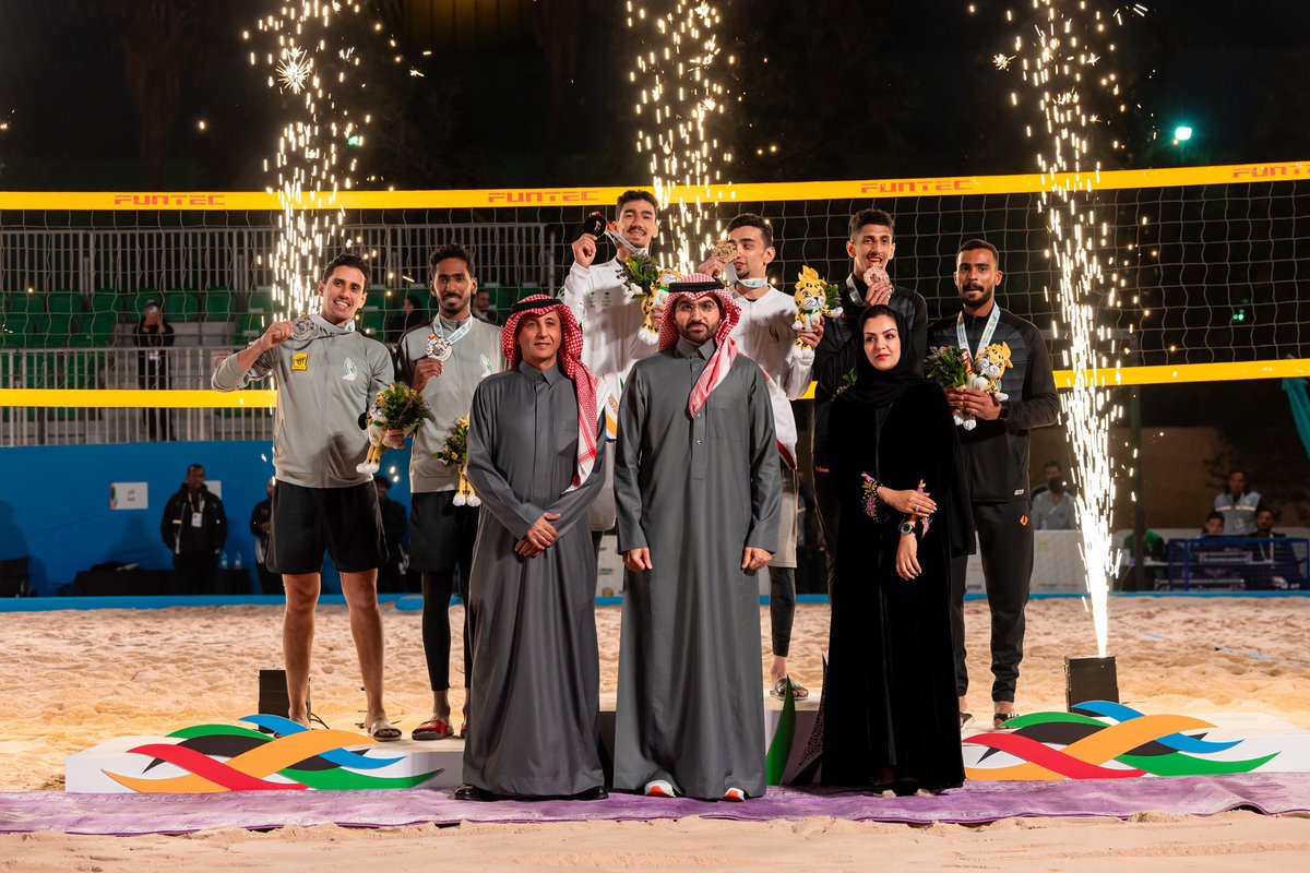 TheSaudiGames's tweet photo. 🏅| تتويــج 

توّج أ.بدر القاضـي نائـب وزيـر @mosgovsa أبطال وبطلات كرة الطائرة الشاطئية 👏🏻

بحضور د.خـالد الزغيبي رئيس @ksavollyball وعضو مجلس إدارة الاتحاد السعودي لكرة الطائرة أ.احلام العمري

#دورة_الألعاب_السعودية #بيننا_أبطال https://t.co/zblAfMKdey