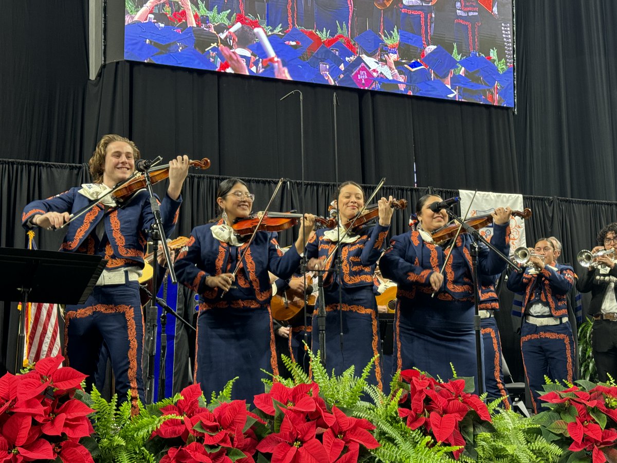 .<a href="/UTSAmariachi/">MARIACHI LOS PAISANOS</a> keeping our Commencement tradition strong!