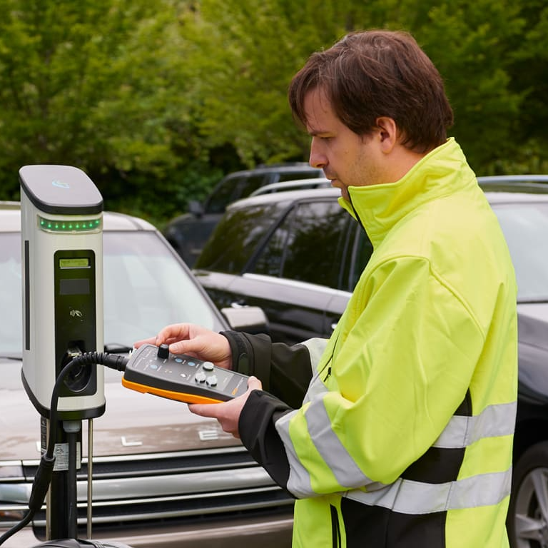 FlukeCorp's tweet photo. By 2030, 26.4 million #EVs are expected on US roads, creating a prime opportunity for #EV technicians.

The Fluke FEV100, a top-tier #FlukeEV testing tool, offers accuracy, durability, and reliability as #electricvehicles gain traction. 

Learn more: https://t.co/v1pVCvpqOl https://t.co/kIsnDaBt33