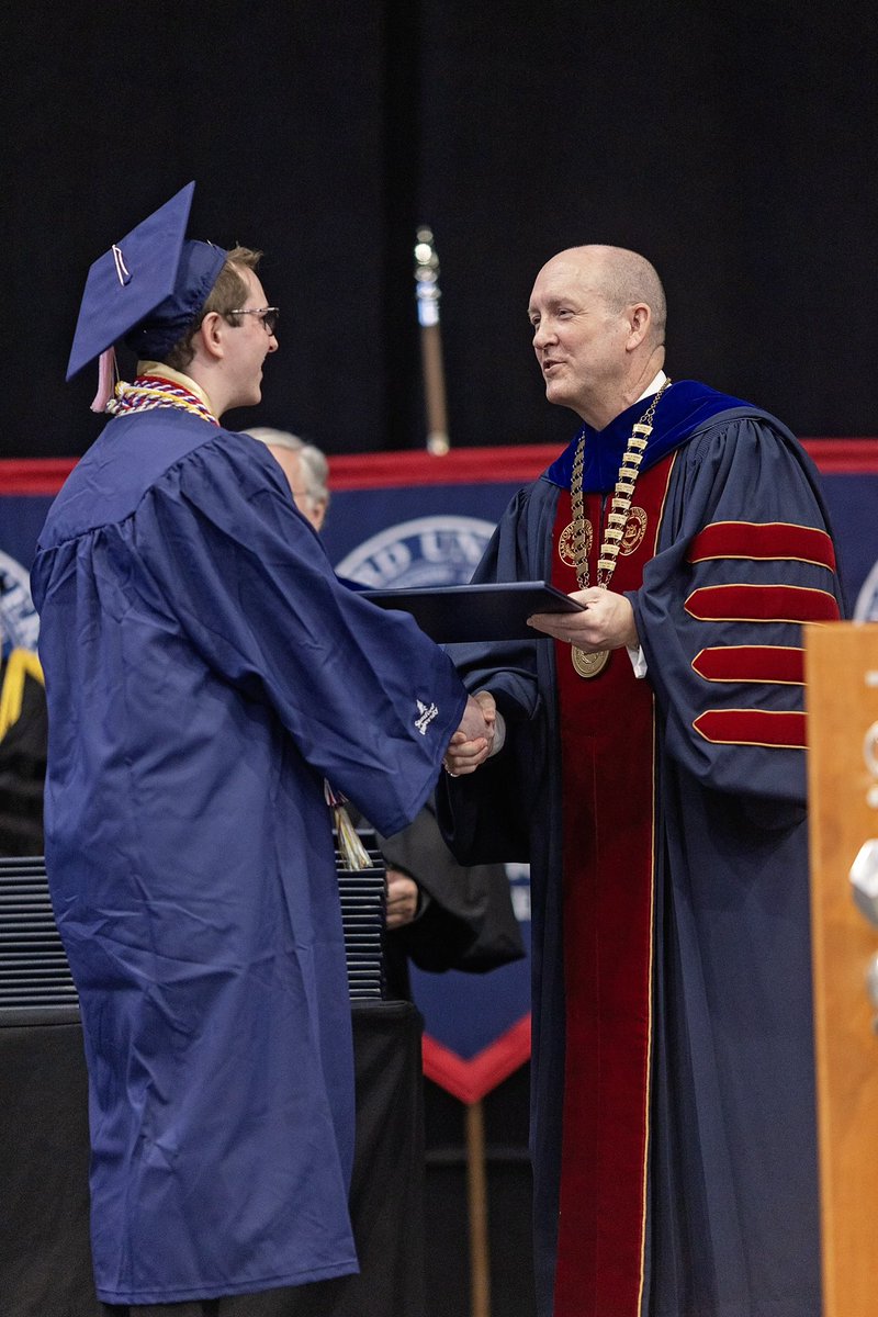 SamfordU's tweet photo. π156 undergraduates
π180 graduate students
π1 walk across the stage
π336 new Samford alumni
Congratuations, Bulldogs, you did it.
#SamfordGrad β€οΈπ https://t.co/wHLPuxXvYD