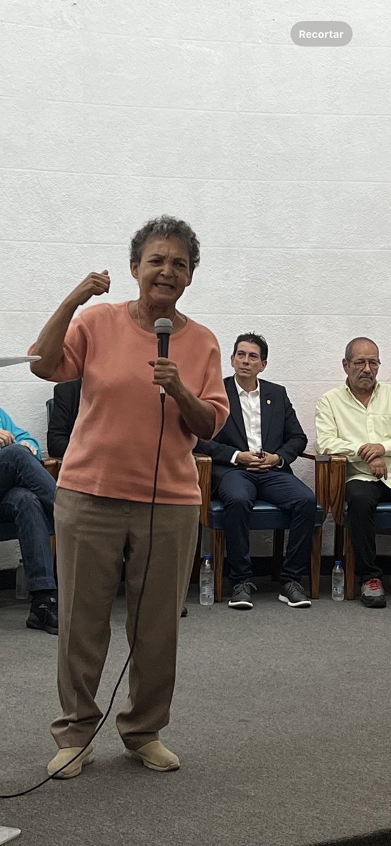 Tuve el honor de conducir Extraordinario Asamblea Gremial donde participaron líderes de todo el país: Omar Vasquez Sec. general FENAJUP, Nixa Martínez Pdte Col Nutricionista, Francisco Sánchez Liders X el cambio, Dionis Dávila FENASIPRUV, Gregorio Quijano FMV-Sucre,