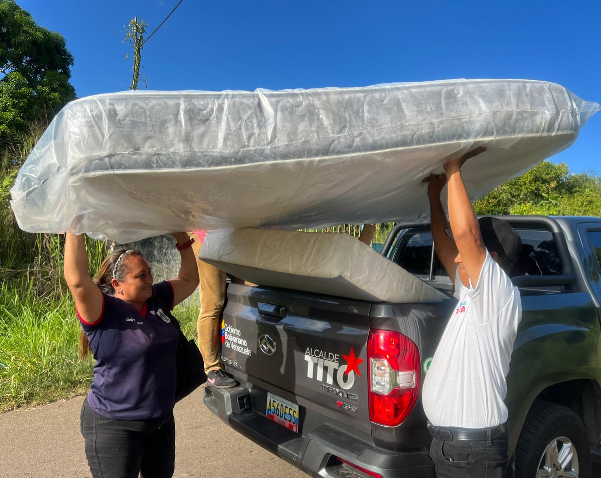 Marianela_PSUV's tweet photo. Cuando nos hablan de Navidad, siempre pensamos en regalos, unión, compartir y mucho más, por eso el alcalde @OviedoPSUV me encomendó una misión en la parroquia Pozo Verde, donde teníamos que visitar al señor Juan Pablo Aguilera. @NicolasMaduro 
#TodosPorVenezuela https://t.co/GY4f7RDiPj