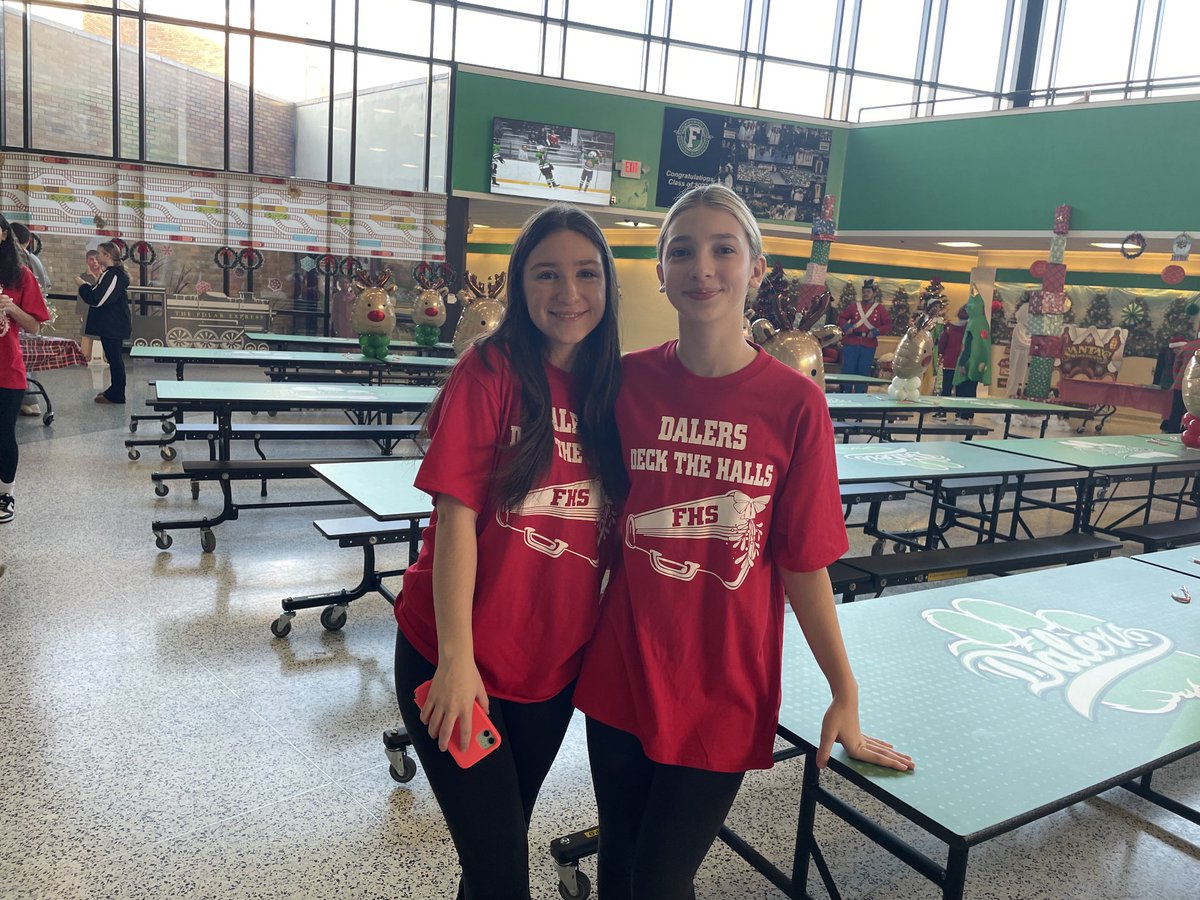 Daler_JVCheer's tweet photo. The Farmingdale High School JV Cheerleaders volunteered today at the annual Dalers Deck the Halls Community Breakfast. ⁦⁦@farmingdalepta1⁩⁦@FHSDalers⁩ ⁦@DalerBand⁩ https://t.co/hsjBvGEfKJ