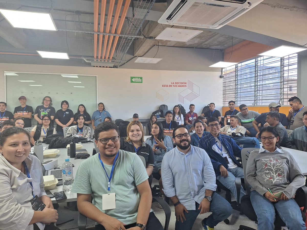 CONEXION_SV's tweet photo. Para finalizar la ponencia, Rodrigo Moran de Aracari Studios brindó un consejo final para los participantes del #Hackfest2023 "Consigan una persona con la que estén contentos de trabajar". https://t.co/Za4zQK3UJ2