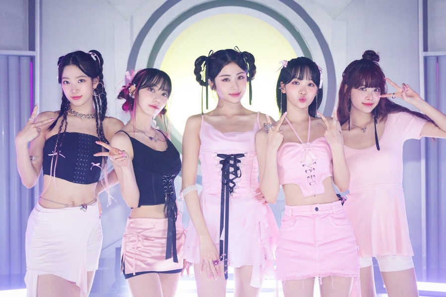 soompi's tweet photo. WATCH: #LE_SSERAFIM Takes #PerfectNight1stWin On "Music Core"; Performances By #ONETOP, #ONEPACT, And More
https://t.co/CdDK9CkS8u https://t.co/JP4cfwYSG3