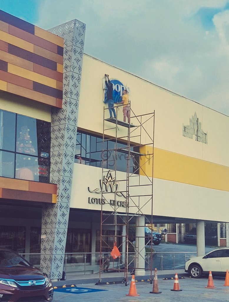 jirepty's tweet photo. "Es alarmante la indiferencia de algunos hacia la vida y la seguridad. Adjunto una foto capturada hoy (09/12/2023, 15:46) en Premier Plaza, Brisas del Golf, mostrando claras violaciones de las normas y el sentido común ¿identifican cuales son:? @MitradelPma #SSO @BrisasdelGolf https://t.co/bGmmi5Qy5S