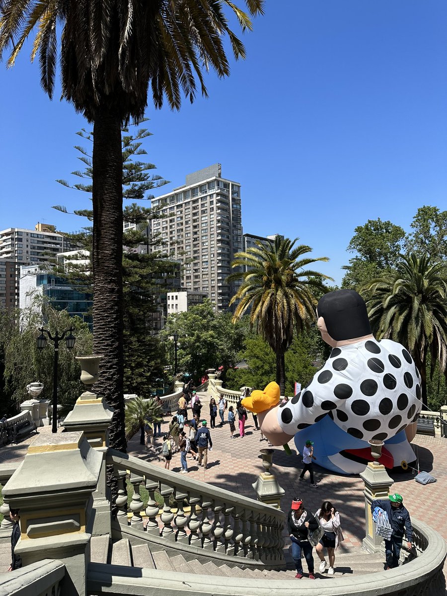 Este "Gran Amigo" nos acompañó desde la ceremonia de inauguración de esta décima versión del #HechoEnCasaFest, siendo uno de los 4 protagonistas de este festival. Esta obra del artista chileno @onlyjoke, mide 8 metros de alto y representa la reflexión de la belleza en la ciudad.