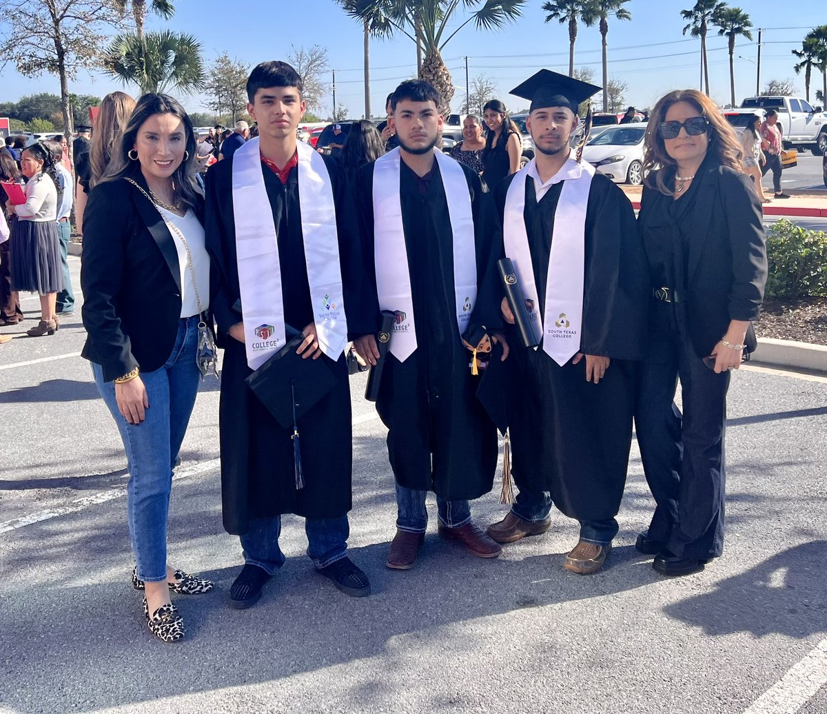 RaquelGarcia182's tweet photo. Congratulations to @PSJAMemorial 44 Fall 2023 graduates 🎓🤩💚🎉!!! 
Thank YOU @PSJAISD for creating opportunities for our students to have a brighter and successful future 💚✨@sgarza7979 @stcjaguars https://t.co/E9NDmOalOP