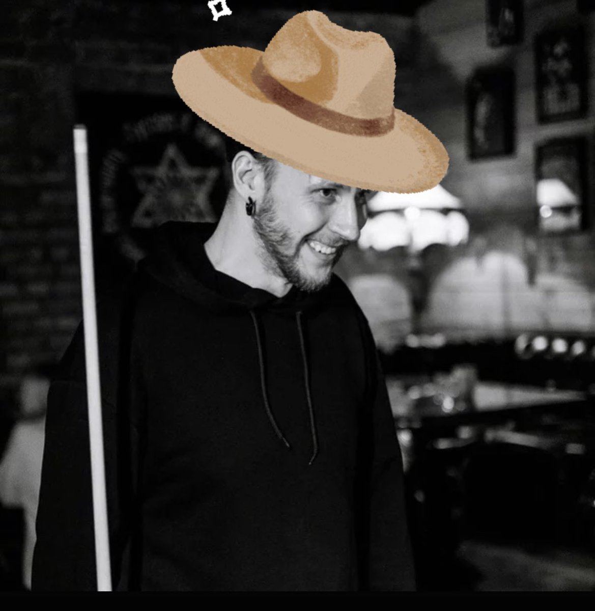 Когда вы видите стрёмный дизайн, не всегда виновата креативная команда. Иногда просто выполняются хотелки руководства.
Это был один из моих последних проектов на должности креативного директора. 
Слева мой концепт, а справа то, что запустили после моего ухода.
→