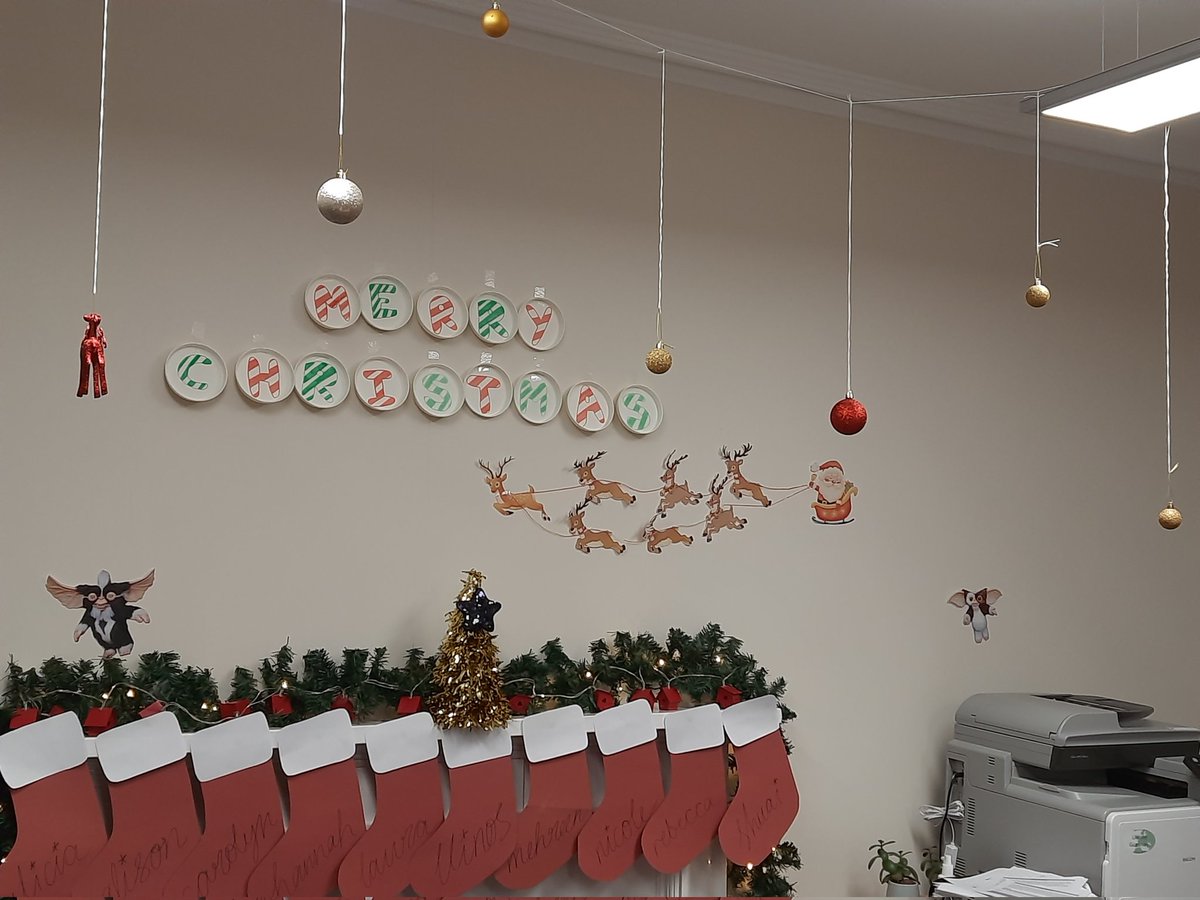 AliPrenda's tweet photo. Decoraciones de Navidad en la oficina listas 🤩 ¿Somos o no somos el mejor equipo de contabilidad del mundo?
#friki
#xmasdecorations
#Navidad 
#oficinaennavidad https://t.co/W3vGpQcNQh