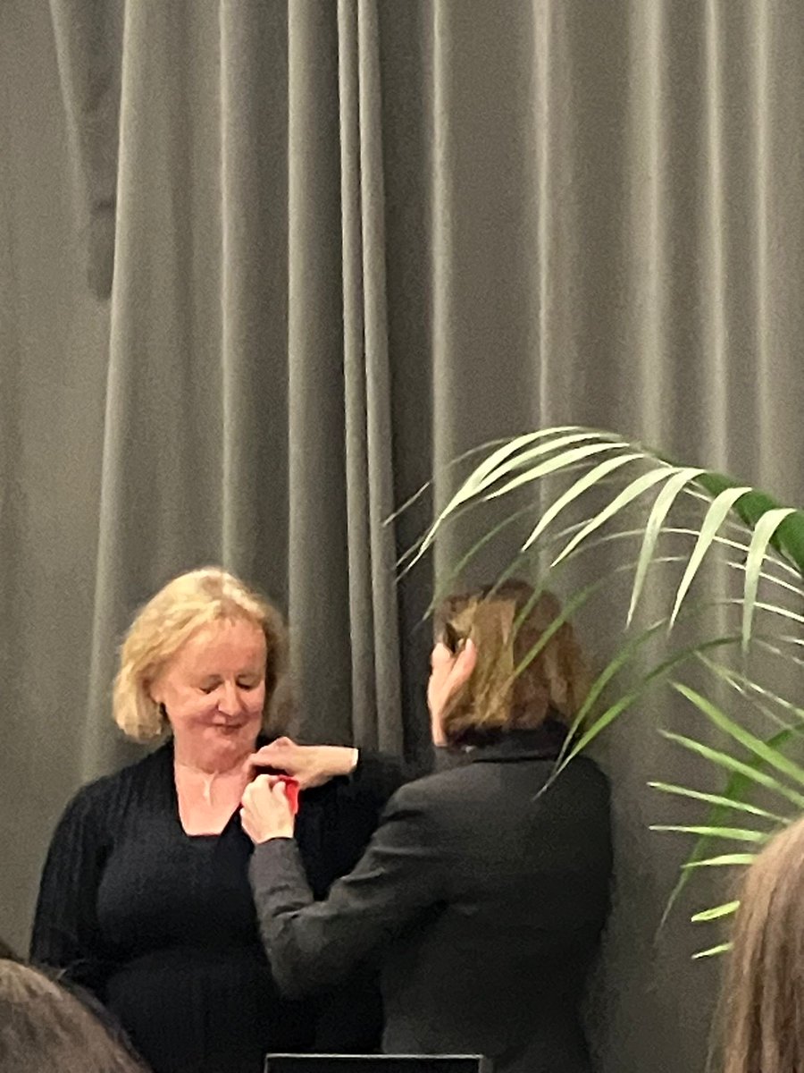 Un grand honneur d’être décorée de la légion d’honneur par ⁦<a href="/cathmacgregor/">Catherine MacGregor</a>⁩ ⁦<a href="/ENGIEgroup/">ENGIE</a>⁩ ⁦<a href="/SmlhNational/">Société des membres de la Légion d'honneur (SMLH)</a>⁩