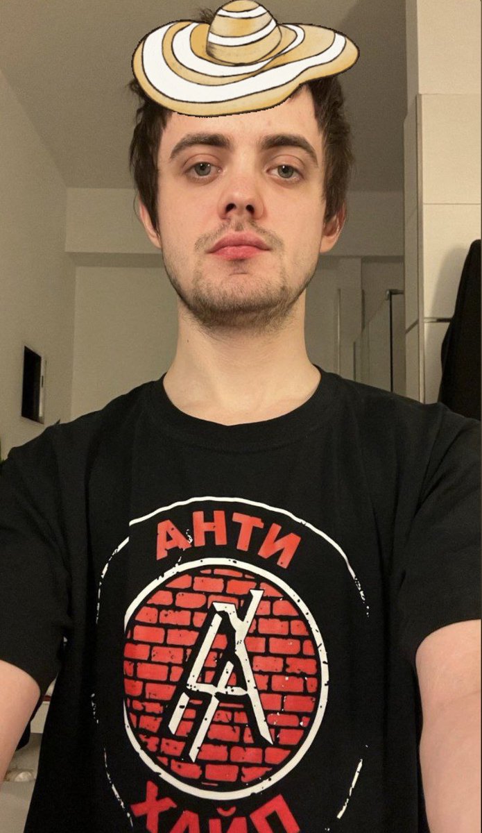 Когда вы видите стрёмный дизайн, не всегда виновата креативная команда. Иногда просто выполняются хотелки руководства.
Это был один из моих последних проектов на должности креативного директора. 
Слева мой концепт, а справа то, что запустили после моего ухода.
→