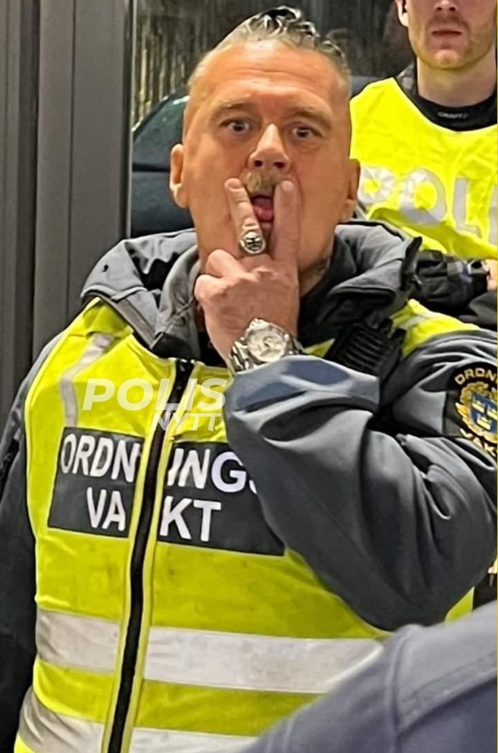 PolisNytt's tweet photo. När man står bakom fröken i skolan och lipar åt andra elever.

@EkbergMats på bilden. Inte trodde man en så känd person skulle sjunka såhär lågt med tanke på hans CV. Tragiskt.

Plats: Saab Arena Linköping
9/12-23 19:30

Mer info i kommentarsfältet. https://t.co/gneDcG6Znv