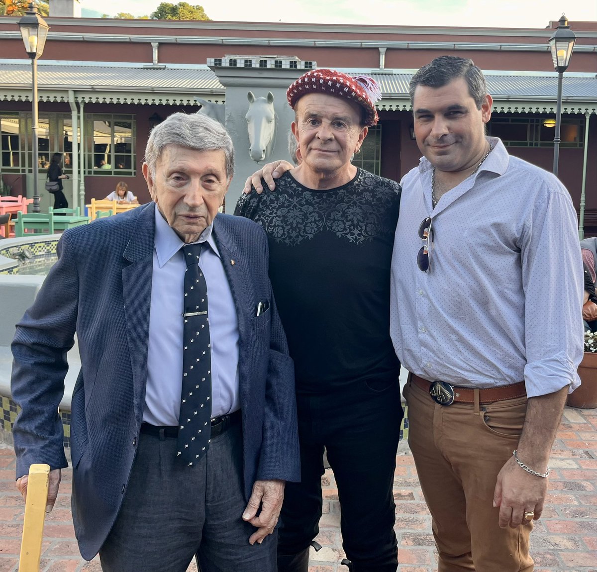 Lo de anoche fue otro regalo de Dios , una noche mágica , homenaje a Don Luis Landriscina en Museo Las Lilas en San Antonio de Areco ( Bs As ) 
Me quedo con esta foto que representa un montón de emociones juntas. 
Luis y Antonio Tarrago Ros… mis Maestros admirados..