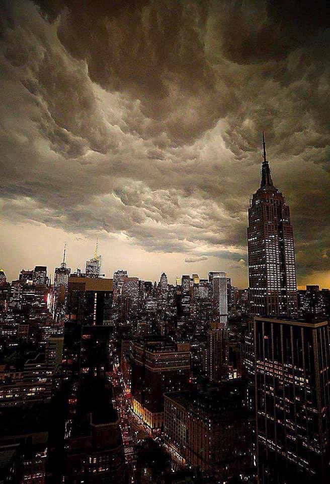 lucas_compan's tweet photo. Nesses 17 anos que moro em New York, já capturei em torno de 30.000 imagens. A série abaixo se chama “There’s a storm coming”
.
📸 Lucas Compan |
.
#photograghy #streetsofnewyork #NYC #streetphotography #visualstorytelling https://t.co/o0Ukc5ugf9