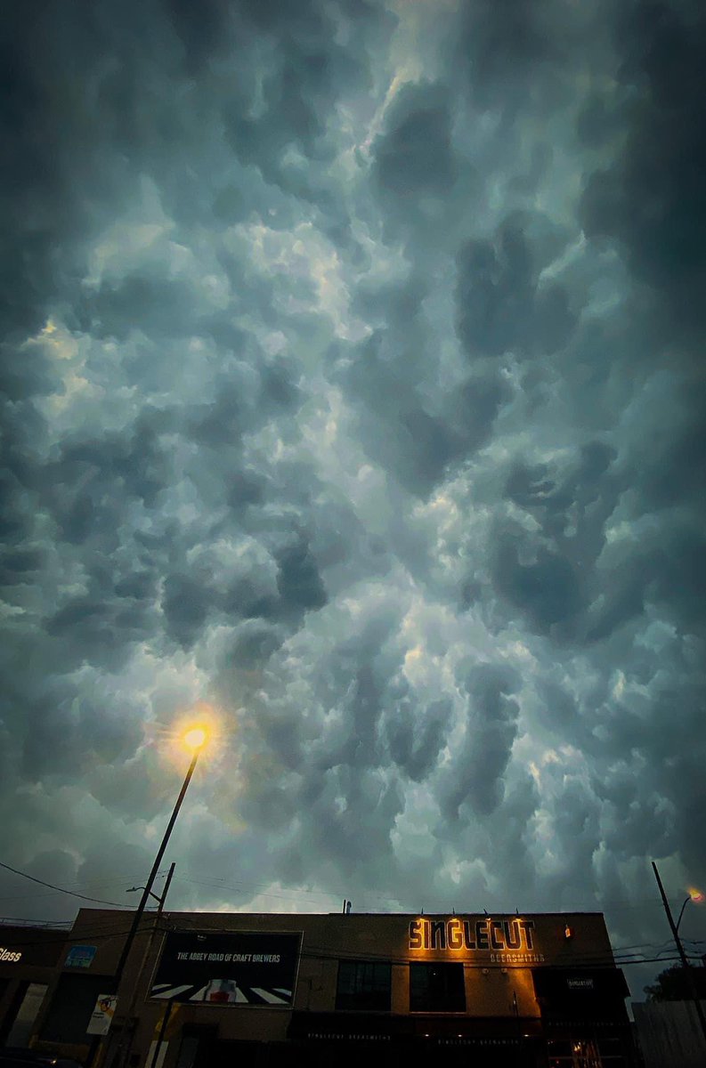 lucas_compan's tweet photo. Nesses 17 anos que moro em New York, já capturei em torno de 30.000 imagens. A série abaixo se chama “There’s a storm coming”
.
📸 Lucas Compan |
.
#photograghy #streetsofnewyork #NYC #streetphotography #visualstorytelling https://t.co/o0Ukc5ugf9