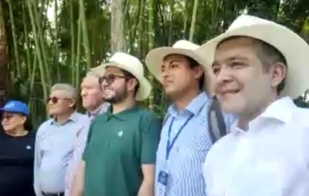 jevaldivieso's tweet photo. Agradezco a las directivas del partido por liderarnos con dedicación, compromiso y convicción. Juntos, construimos un camino hacia un futuro más fuerte. ¡Gracias por sernos inspiración! 🙏 #MIRAPresente https://t.co/PxqqRA7c9s
